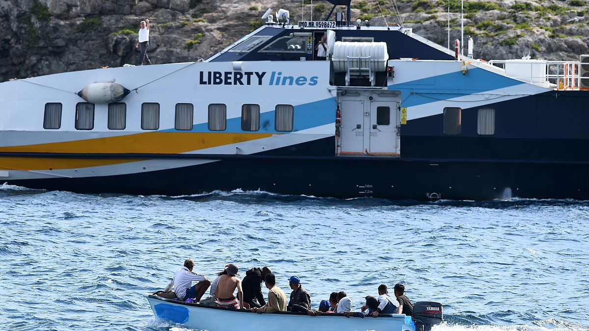 خفر السواحل الإيطالي ينقذ 68 مهاجرا وصلوا إلى بوتزالو جنوب إيطاليا