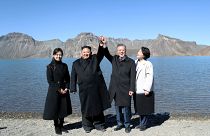 الرئيس الكوري الجنوبي مون جاي إن والزعيم الكوري الشمالي كيم جونغ أون رفقة زوجتيهما، يلتقطان صوراً بجانب بحيرة هيفن ماونت في كوريا الشمالية
