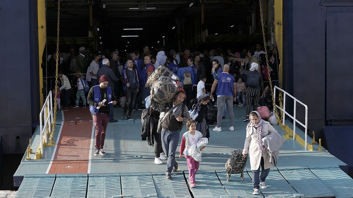Αιτούντες άσυλο αποβιβάζονται από το πλοίο  (ΑΡΧΕΙΟΥ)