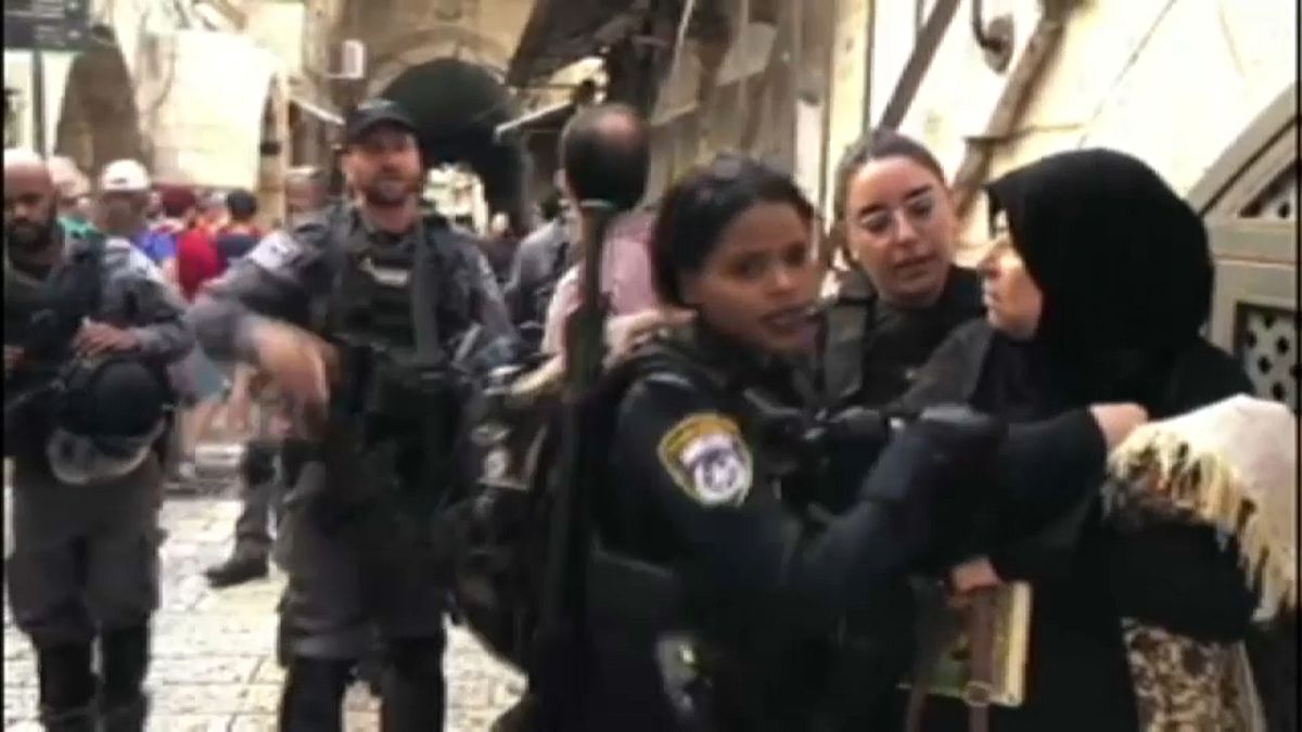 شاهد: الشرطة الإسرائيلية تمنع الفلسطينيين من الدخول إلى المسجد الأقصى لإدخال المستوطنين في عيد العرش