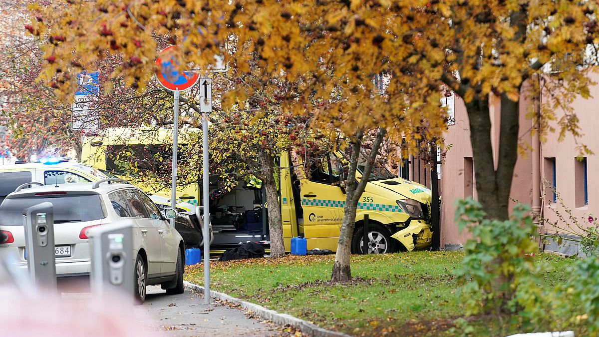 Mentőautót lopott egy fegyveres, és elgázolt egy családot Oslóban