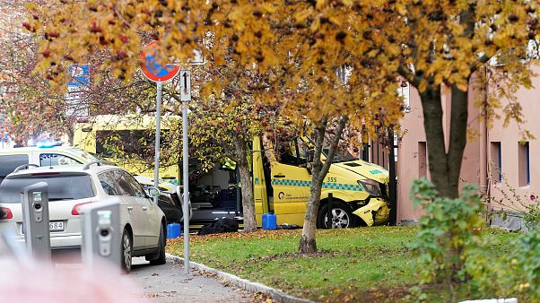 Mentőautót lopott egy fegyveres, és elgázolt egy családot Oslóban Mentőautót lopott egy fegyveres, és elgázolt egy családot Oslóban