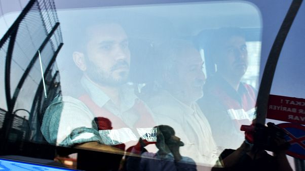 Görevden alınan HDP'li Büyükşehir Belediye Başkanı Adnan Selçuk Mızraklı adliyeye getirildi. ( Hasan Namlı - Anadolu Ajansı ) Görevden alınan HDP'li Büyükşehir Belediye Başkanı Adnan Selçuk Mızraklı adliyeye getirildi. ( Hasan Namlı - Anadolu Ajansı )