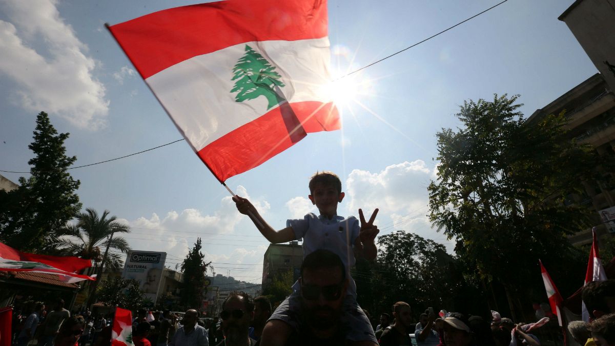 تلاش نیروهای امنیتی لبنان برای بازگشایی جاده‌ها در ششمین روز اعتراضات