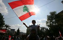 تلاش نیروهای امنیتی لبنان برای بازگشایی جاده‌ها در ششمین روز اعتراضات