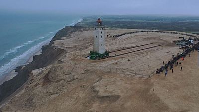 Erosione costiera, la Danimarca mette le ruote al faro e lo arretra di 70 metri