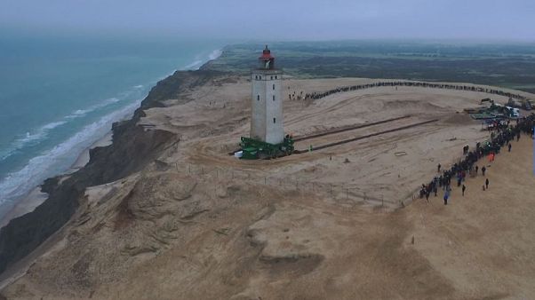 Erosione costiera, la Danimarca mette le ruote al faro e lo arretra di 70 metri Erosione costiera, la Danimarca mette le ruote al faro e lo arretra di 70 metri