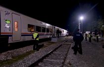 شاهد: شرطة البوسنة تنزل مهاجرين من القطار لمنعهم من الوصول إلى شمال غرب البلاد