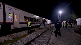 شاهد: شرطة البوسنة تنزل مهاجرين من القطار لمنعهم من الوصول إلى شمال غرب البلاد