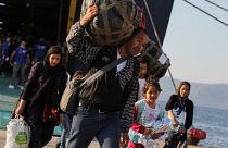 Des réfugiés débarquent dans un port près d'Athènes, le 22/10/2019
