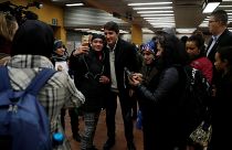 شاهد: رئيس الوزراء الكندي يلتقط صورا تذكارية داخل محطة للمترو بعد فوزه بالانتخابات