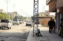 نیروهای تحت حمایت ترکیه در حال تماشای خروج آمبولانس‌ها و خودروهای حامل رزمنده‌های کرد هستند