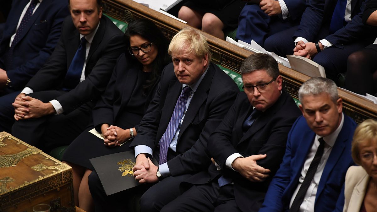 Boris Johnson annuncia una "pausa" di riflessione