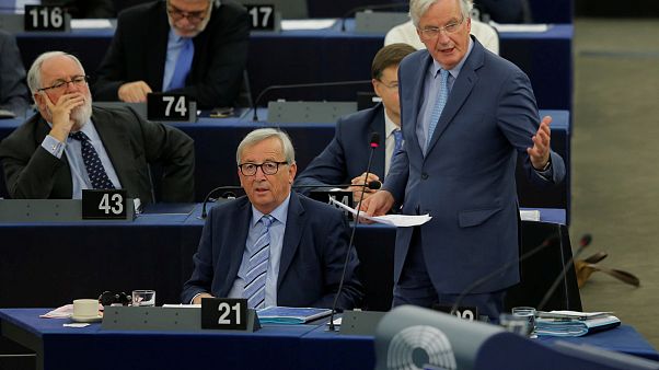 Avrupa Komisyonu Başkanı Jean-Claude Juncker (önde oturan), Avrupa Parlamentosu'nda bir toplantıda Avrupa Komisyonu Başkanı Jean-Claude Juncker (önde oturan), Avrupa Parlamentosu'nda bir toplantıda