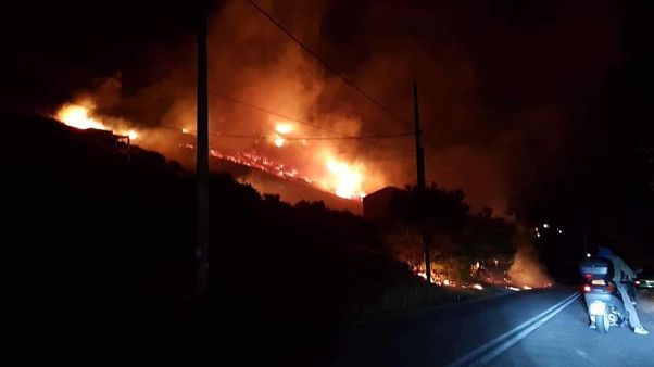 Μεγάλη πυρκαγιά στο Πόρτο Ράφτη Μεγάλη πυρκαγιά στο Πόρτο Ράφτη