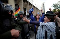 Una mujer se encara con la policía durante las protestas en La Paz por un supuesto fraude electoral a favor de Evo Morales