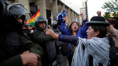 Una mujer se encara con la policía durante las protestas en La Paz por un supuesto fraude electoral a favor de Evo Morales