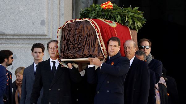 Familiares del difunto dictador español Franco, llevan el ataúd después de la exhumación en el Valle de los Caídos, España, el 24 de octubre de 2019 Familiares del difunto dictador español Franco, llevan el ataúd después de la exhumación en el Valle de los Caídos, España, el 24 de octubre de 2019