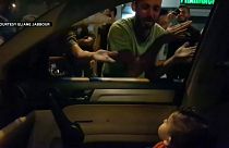 فيديو: استيقظ طفلها خائفاً فغنى له المتظاهرون اللبنانيون "بيبي شارك"!