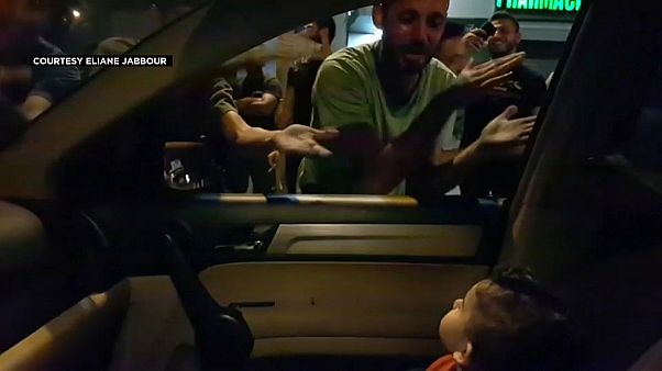 فيديو: استيقظ طفلها خائفاً فغنى له المتظاهرون اللبنانيون "بيبي شارك"! فيديو: استيقظ طفلها خائفاً فغنى له المتظاهرون اللبنانيون "بيبي شارك"!