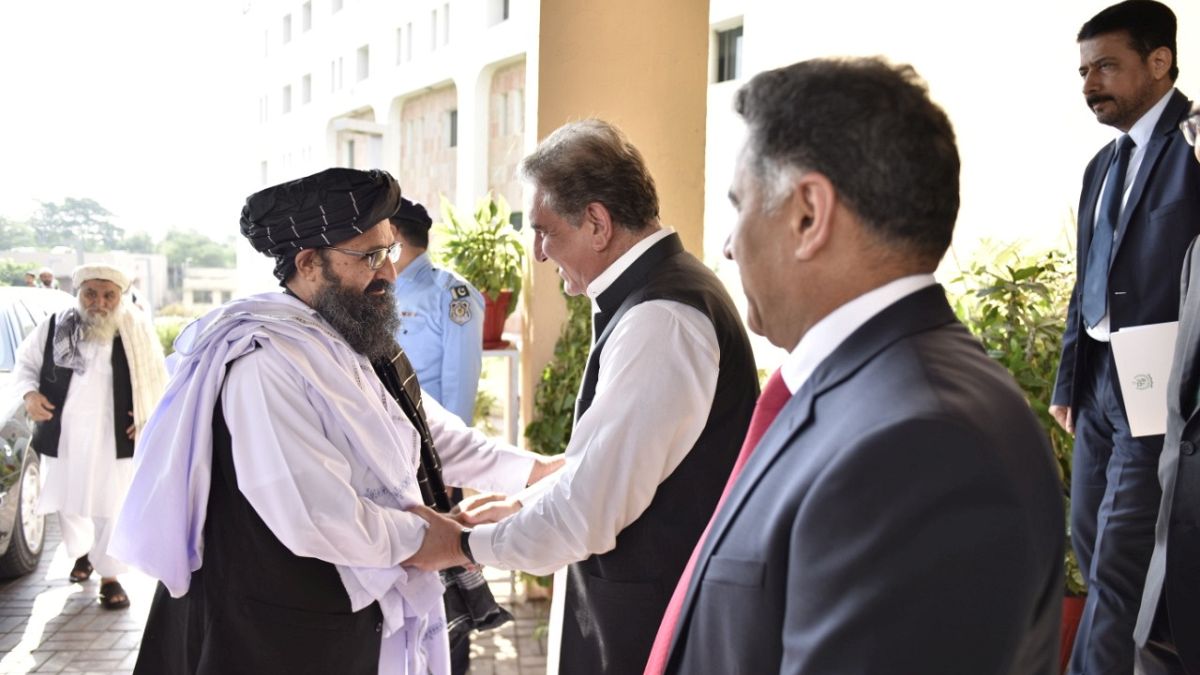 وزير الخارجية الباكستاني شاه محمود قريشي يرحب بالملا عبد الغني باردار، الذي يرأس وفد اللجنة السياسية لحركة طالبان