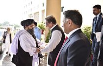 وزير الخارجية الباكستاني شاه محمود قريشي يرحب بالملا عبد الغني باردار، الذي يرأس وفد اللجنة السياسية لحركة طالبان