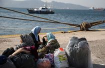 Une famille de migrants attend un ferry au port d'Elefsina en Grèce (Illustration).