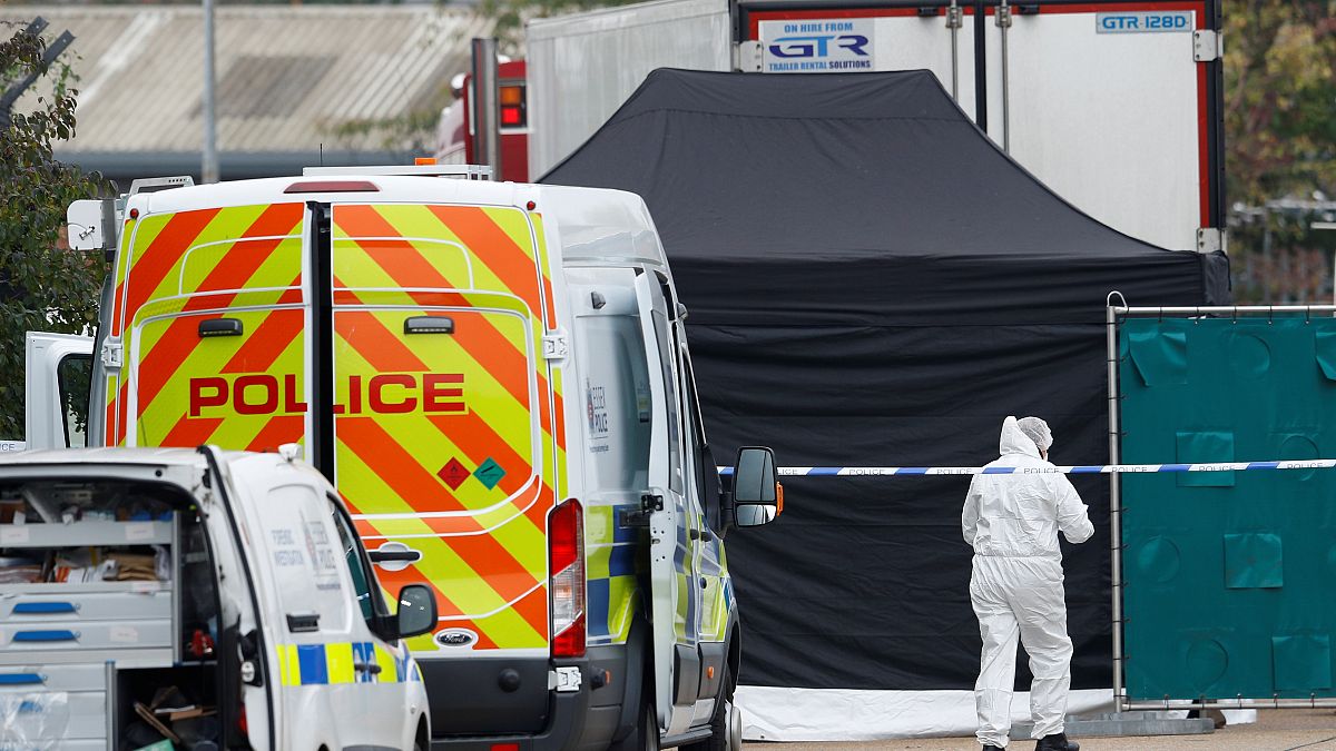 La policía es vista en la escena donde los cuerpos fueron descubiertos en un contenedor de camión, en Reino Unido, el 23 de octubre de 2019