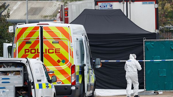La policía es vista en la escena donde los cuerpos fueron descubiertos en un contenedor de camión, en Reino Unido, el 23 de octubre de 2019 La policía es vista en la escena donde los cuerpos fueron descubiertos en un contenedor de camión, en Reino Unido, el 23 de octubre de 2019