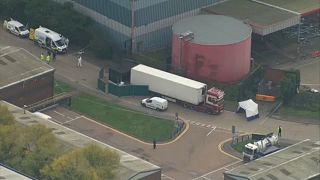Harminckilenc holttestet találtak egy kamionban Angliában