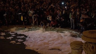 Folyékony szappant öntöttek a barcelonai szökőkútba a tüntetők