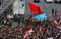 الجيش اللبناني يحاول فتح الطرق بالقوة والمتظاهرون متمسكون بموقفهم