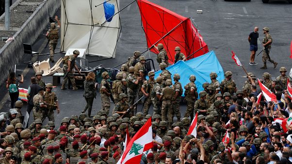 الجيش اللبناني يحاول فتح الطرق بالقوة والمتظاهرون متمسكون بموقفهم الجيش اللبناني يحاول فتح الطرق بالقوة والمتظاهرون متمسكون بموقفهم