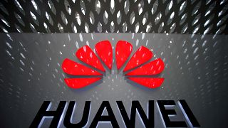Huawei katlanabilir cep telefonunu Çin'de 2 bin 400 dolara satacak