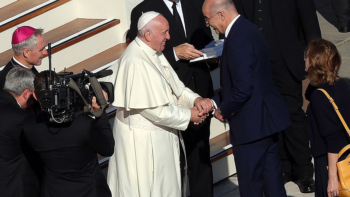 Ο Πάπας Φραγκίσκος συνομιλεί με τον υπουργό Εξωτερικών της Ελλάδας Νίκο Δένδια