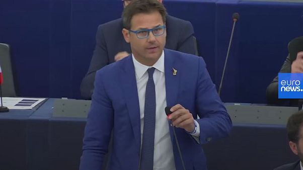 Europarlamento, il leghista Ciocca getta a terra scatola di cioccolatini turchi Europarlamento, il leghista Ciocca getta a terra scatola di cioccolatini turchi