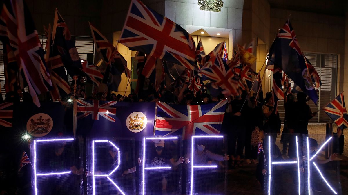 Hükümet karşıtı göstericiler Hong Kong'taki İngiliz konsolosluğu önünde "Özgür Hong Kong" pankartı açtı.
