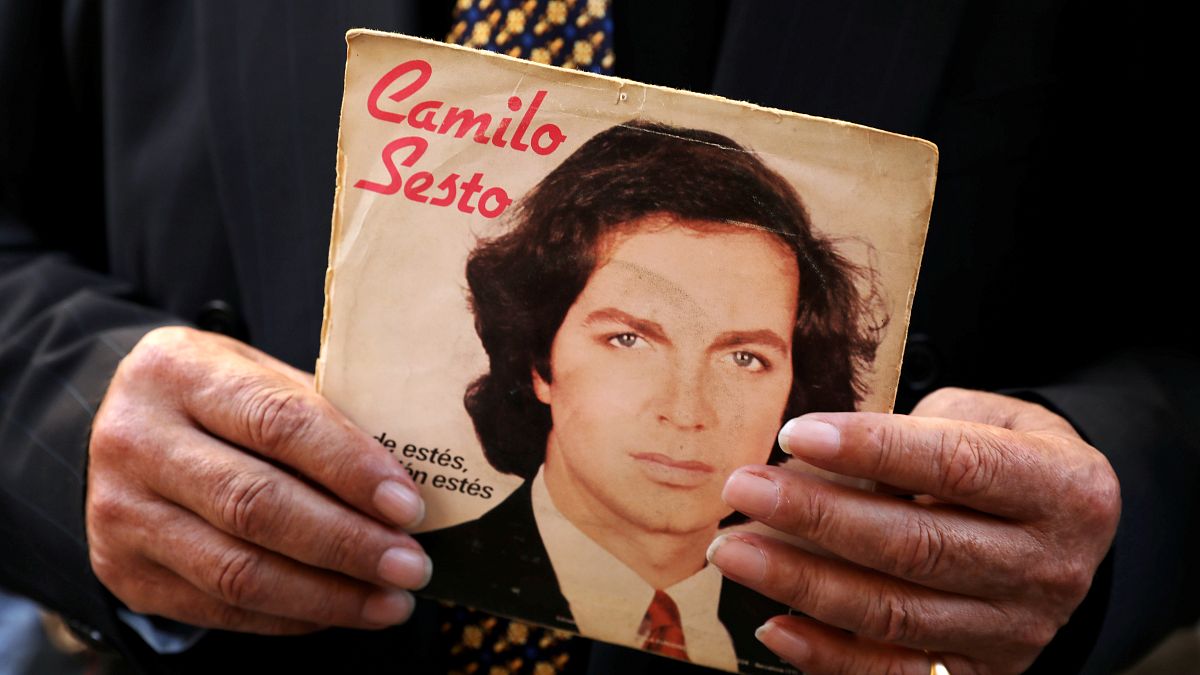 Un aficionado tiene un disco del cantante español Camilo Sesto durante su velada en Madrid, España, el 9 de septiembre de 2019. 