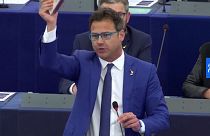 Csokoládét dobálva tiltakozott az EP-ben Salvini pártjának képviselője a török offenzíva ellen