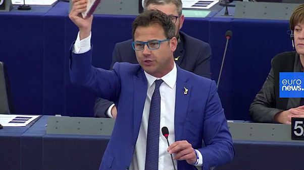 Csokoládét dobálva tiltakozott az EP-ben Salvini pártjának képviselője a török offenzíva ellen Csokoládét dobálva tiltakozott az EP-ben Salvini pártjának képviselője a török offenzíva ellen