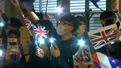شاهد: متظاهرو هونغ كونغ يشكلون سلسلة بشرية حول القنصلية البريطانية