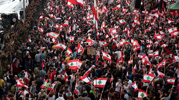 شاهد: اللبنانيون عازمون على البقاء في الشارع وتباين الآراء حول المرحلة المقبلة شاهد: اللبنانيون عازمون على البقاء في الشارع وتباين الآراء حول المرحلة المقبلة