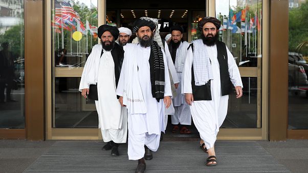 Taliban üyelerinin makyajlı, çiçekli ve el ele fotoğrafları ortaya çıktı Taliban üyelerinin makyajlı, çiçekli ve el ele fotoğrafları ortaya çıktı