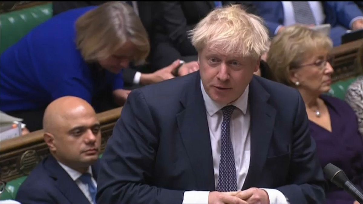 Johnson expresa su frustración mientras espera la prórroga del Brexit