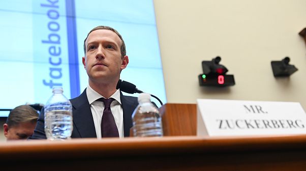 Még Zuckerberg sem tagadta, hogy a Facebook nem törli a politikai hazugságokat Még Zuckerberg sem tagadta, hogy a Facebook nem törli a politikai hazugságokat