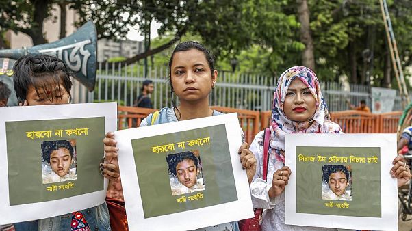 Bangladeş'te taciz şikayetini geri çekmeyen genç kadını yakan 16 kişiye idam cezası Bangladeş'te taciz şikayetini geri çekmeyen genç kadını yakan 16 kişiye idam cezası