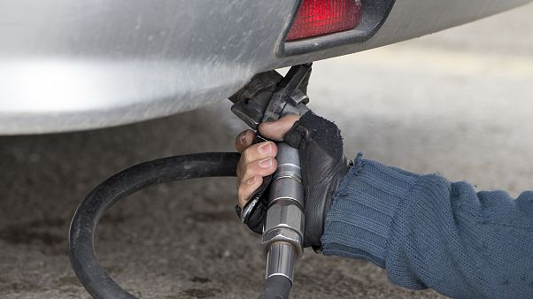 LPG'li otomobile dolum yapılıyor LPG'li otomobile dolum yapılıyor