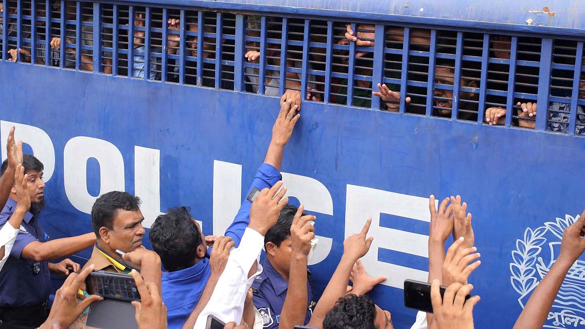 محكوم عليهم بالاعدام داخل سيارة تابعة لمصلحة السجون في بنغلاديش - 2019/10/24