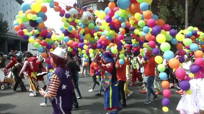 Hunderte Clowns machen Mexiko-Stadt unsicher