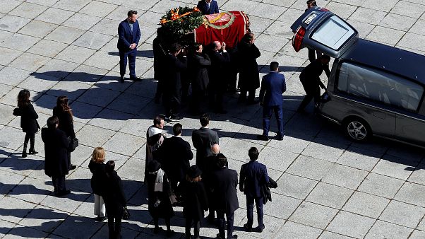 Diktatör Franco'nun naaşı ölümünden 44 yıl sonra mozeleden çıkarıldı Diktatör Franco'nun naaşı ölümünden 44 yıl sonra mozeleden çıkarıldı